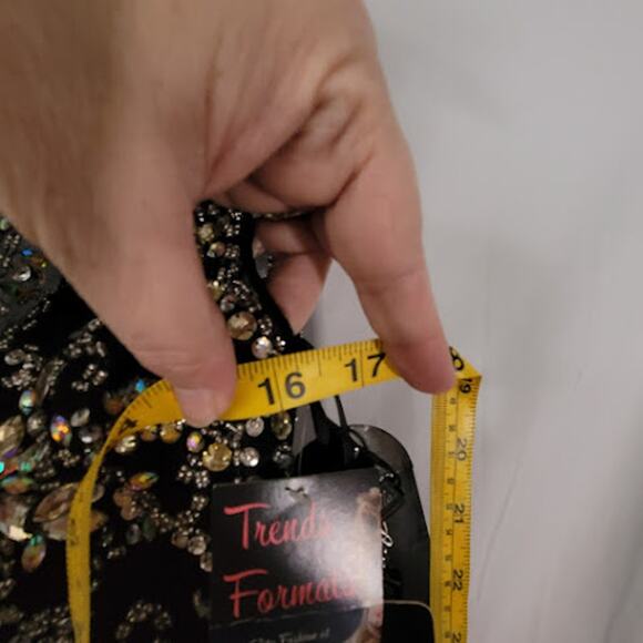 Gown- NWT- White Lace- Embroidered- Size 6 - Picture 8 of 10